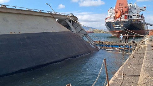 Tuzla'da tersanede havuz çöktü: Vinç geminin üzerine devrildi